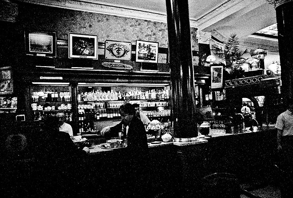 2630_FM_BW_35MM_CAFE_BUENOS_AIRES_ARGENTINA_2004_29