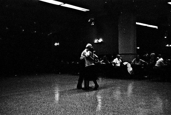 2641_FM_BW_35MM_LA_BOCA_CAFE_TANGO_BUENOS_AIRES_ARGENTINA_2004_19