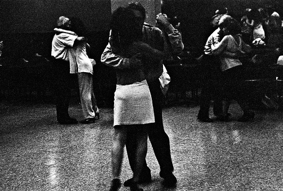 2641_FM_BW_35MM_LA_BOCA_CAFE_TANGO_BUENOS_AIRES_ARGENTINA_2004