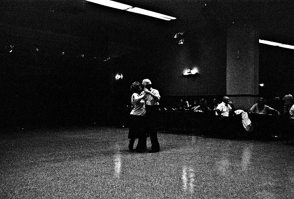 2641_FM_BW_35MM_LA_BOCA_CAFE_TANGO_BUENOS_AIRES_ARGENTINA_2004_17