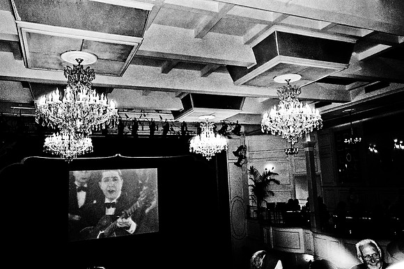 2668_FM_BW_35MM_TANGO_SHOW_CARTEL_BUENOS_AIRES_ARGENTINA_2004_12