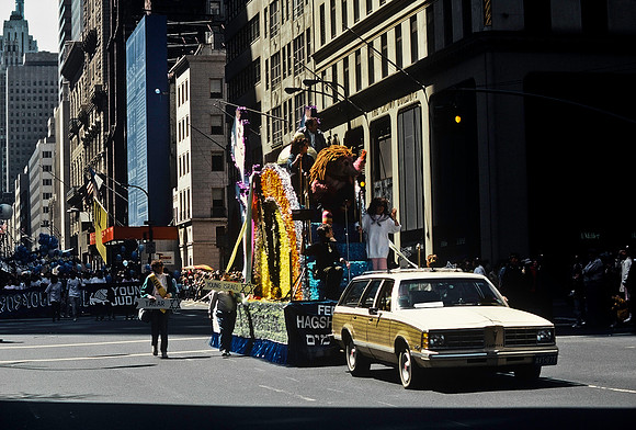 64055_B1_SL_COLOR_ISRALI PARADE_NY_88_09.jpg