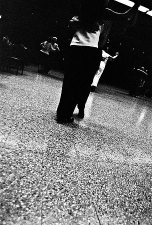 2641_FM_BW_35MM_LA_BOCA_CAFE_TANGO_BUENOS_AIRES_ARGENTINA_2004_10