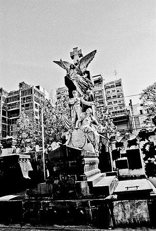 2628_FM_BW_35MM_CEMENTARY_35MM_BUENOS_AIRES_ARGENTINA_2004_27
