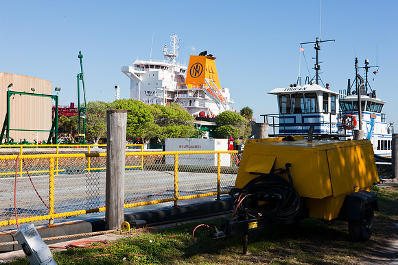 20090421-29001_Fisher_Island_Oil_Tanker_Barge_5L8Y6065