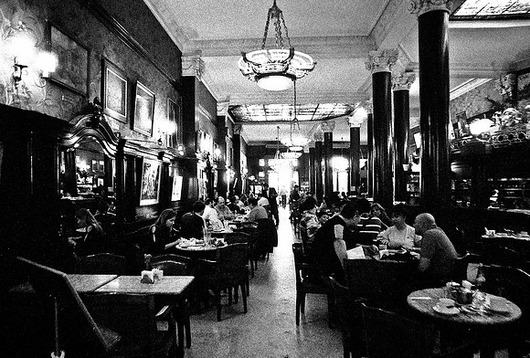 2630_FM_BW_35MM_CAFE_BUENOS_AIRES_ARGENTINA_2004_17