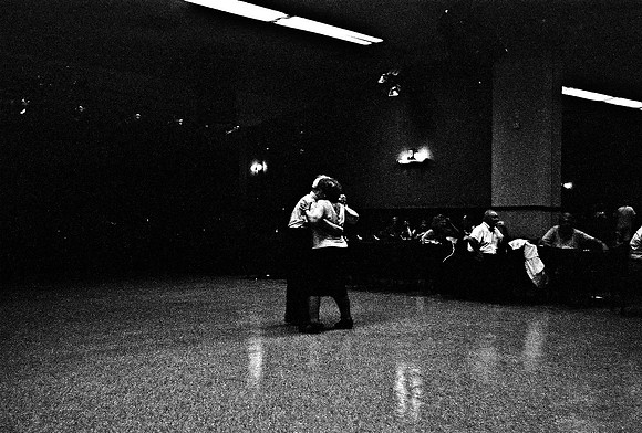 2641_FM_BW_35MM_LA_BOCA_CAFE_TANGO_BUENOS_AIRES_ARGENTINA_2004_16