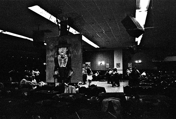 2641_FM_BW_35MM_LA_BOCA_CAFE_TANGO_BUENOS_AIRES_ARGENTINA_2004_13