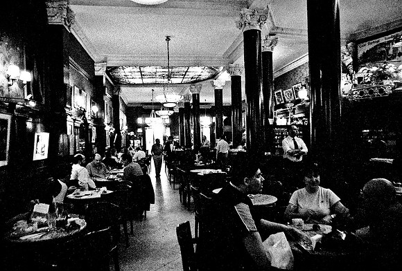 2630_FM_BW_35MM_CAFE_BUENOS_AIRES_ARGENTINA_2004_26