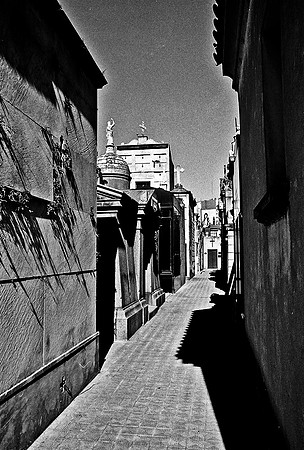 2628_FM_BW_35MM_CEMENTARY_35MM_BUENOS_AIRES_ARGENTINA_2004_30
