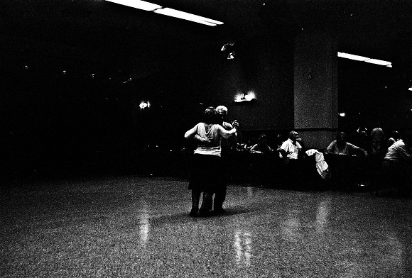 2641_FM_BW_35MM_LA_BOCA_CAFE_TANGO_BUENOS_AIRES_ARGENTINA_2004_18