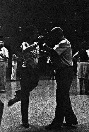 2641_FM_BW_35MM_LA_BOCA_CAFE_TANGO_BUENOS_AIRES_ARGENTINA_2004_27