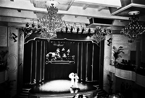 2668_FM_BW_35MM_TANGO_SHOW_CARTEL_BUENOS_AIRES_ARGENTINA_2004_26