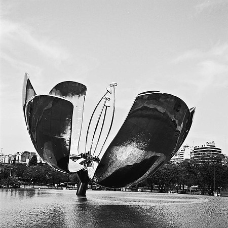 2650_FM_BW_SQ_BUENOS_AIRES_ARGENTINA_2004