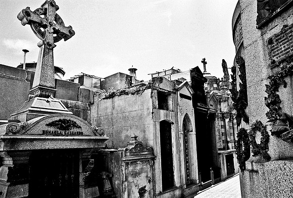 2628_FM_BW_35MM_CEMENTARY_35MM_BUENOS_AIRES_ARGENTINA_2004_1