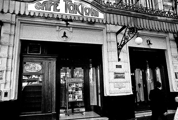 2630_FM_BW_35MM_CAFE_BUENOS_AIRES_ARGENTINA_2004_34