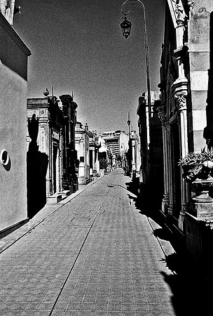 2628_FM_BW_35MM_CEMENTARY_35MM_BUENOS_AIRES_ARGENTINA_2004_32