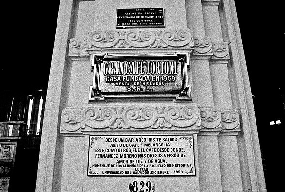 2630_FM_BW_35MM_CAFE_BUENOS_AIRES_ARGENTINA_2004_33
