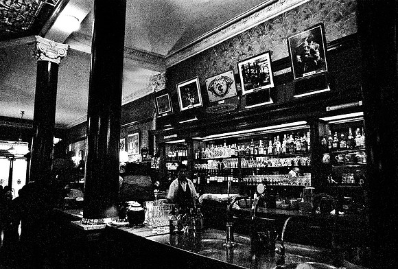 2630_FM_BW_35MM_CAFE_BUENOS_AIRES_ARGENTINA_2004_9