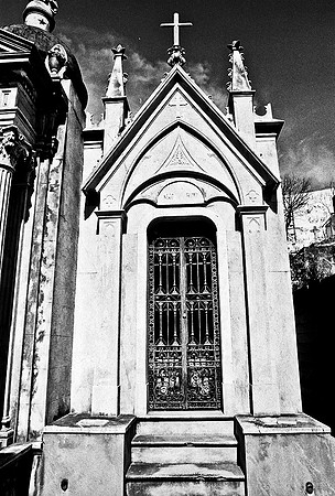 2628_FM_BW_35MM_CEMENTARY_35MM_BUENOS_AIRES_ARGENTINA_2004_6