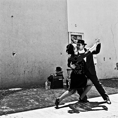 2638_FM_BW_SQ_LA_BOCA_TANGO_BUENOS_AIRES_ARGENTINA_2004