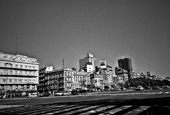 2669_FM_BW_35MM_BUENOS_AIRES_ARGENTINA_2004_33