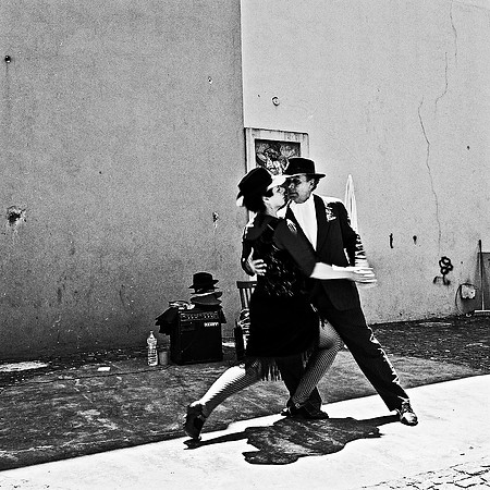 2638_FM_BW_SQ_LA_BOCA_TANGO_BUENOS_AIRES_ARGENTINA_2004_2