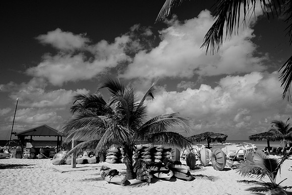 36169_DG_BW_USA_Harbour_Island_Bahamas_Related_GroupZV4N1988