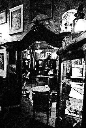 2630_FM_BW_35MM_CAFE_BUENOS_AIRES_ARGENTINA_2004_4