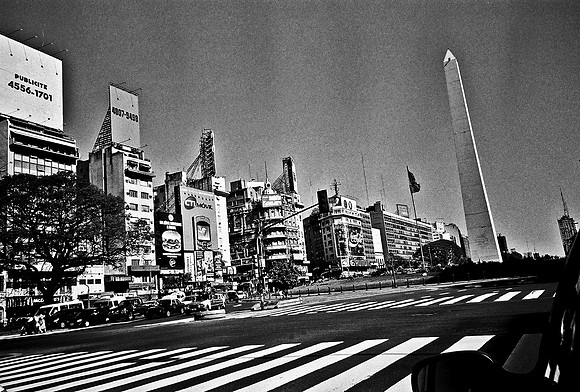 2667_FM_BW_35MM_BUENOS_AIRES_ARGENTINA_2004
