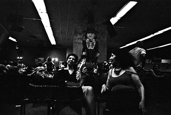 2641_FM_BW_35MM_LA_BOCA_CAFE_TANGO_BUENOS_AIRES_ARGENTINA_2004_8