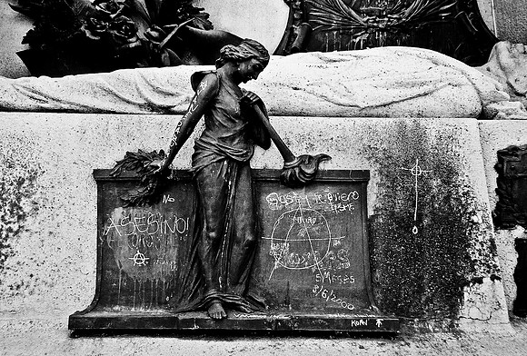 2628_FM_BW_35MM_CEMENTARY_35MM_BUENOS_AIRES_ARGENTINA_2004_25