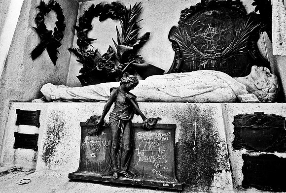 2628_FM_BW_35MM_CEMENTARY_35MM_BUENOS_AIRES_ARGENTINA_2004_26