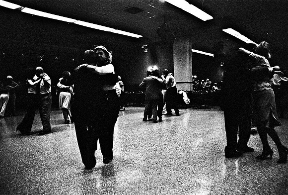 2641_FM_BW_35MM_LA_BOCA_CAFE_TANGO_BUENOS_AIRES_ARGENTINA_2004_31