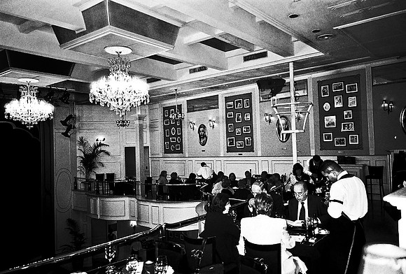 2668_FM_BW_35MM_TANGO_SHOW_CARTEL_BUENOS_AIRES_ARGENTINA_2004_24