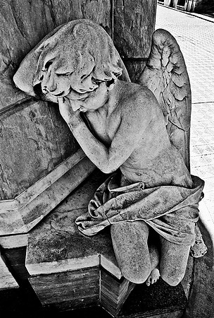 2628_FM_BW_35MM_CEMENTARY_35MM_BUENOS_AIRES_ARGENTINA_2004_20