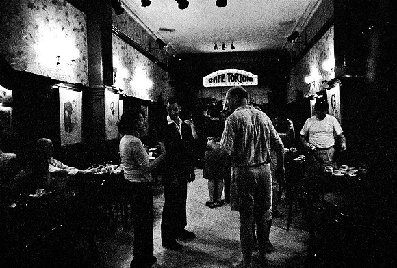 2630_FM_BW_35MM_CAFE_BUENOS_AIRES_ARGENTINA_2004_12