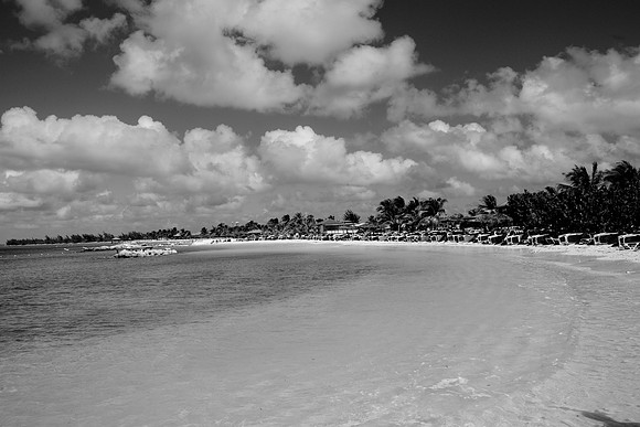 36169_DG_BW_USA_Harbour_Island_Bahamas_Related_GroupZV4N1940
