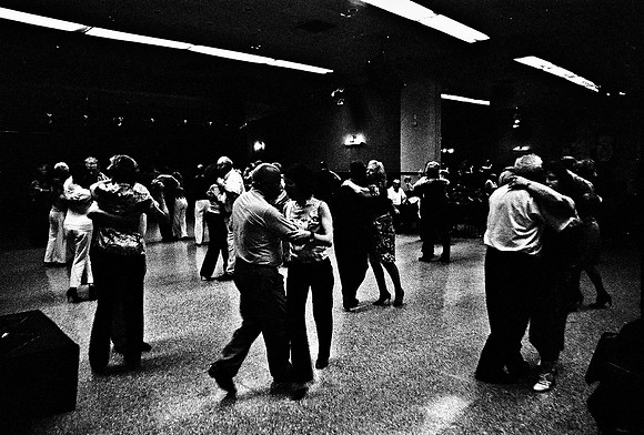 2641_FM_BW_35MM_LA_BOCA_CAFE_TANGO_BUENOS_AIRES_ARGENTINA_2004_23