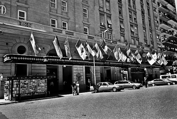 2667_FM_BW_35MM_BUENOS_AIRES_ARGENTINA_2004_12