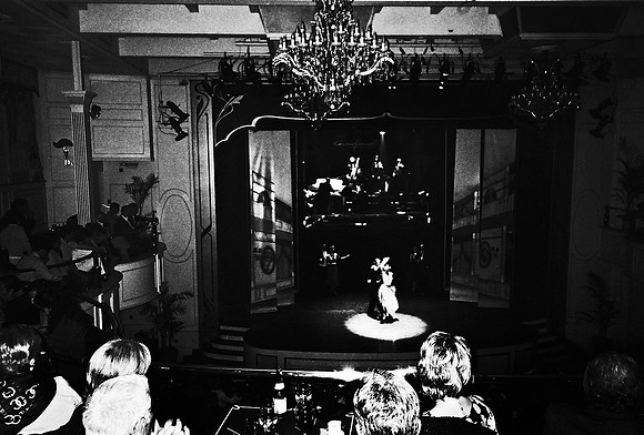 2668_FM_BW_35MM_TANGO_SHOW_CARTEL_BUENOS_AIRES_ARGENTINA_2004_28