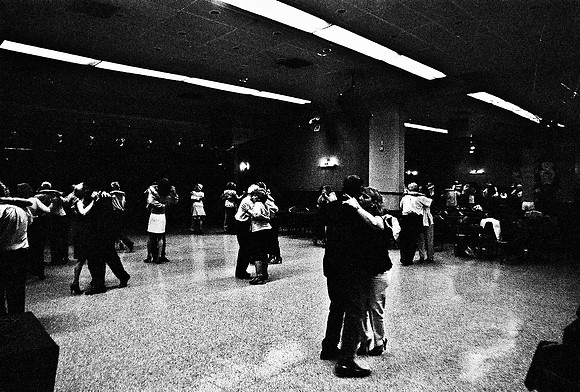 2641_FM_BW_35MM_LA_BOCA_CAFE_TANGO_BUENOS_AIRES_ARGENTINA_2004_1