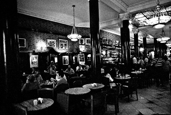 2630_FM_BW_35MM_CAFE_BUENOS_AIRES_ARGENTINA_2004_30