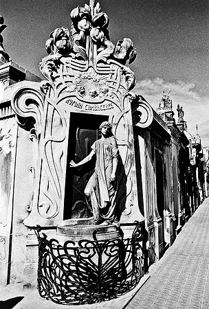 2628_FM_BW_35MM_CEMENTARY_35MM_BUENOS_AIRES_ARGENTINA_2004_21