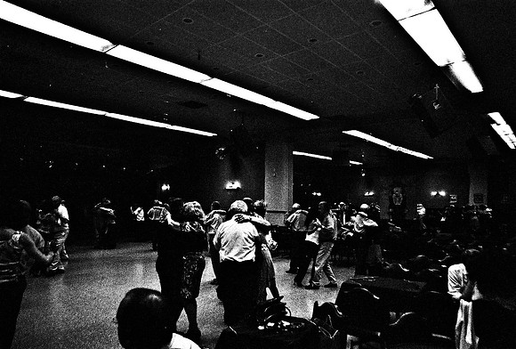 2641_FM_BW_35MM_LA_BOCA_CAFE_TANGO_BUENOS_AIRES_ARGENTINA_2004_25