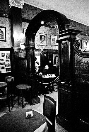 2630_FM_BW_35MM_CAFE_BUENOS_AIRES_ARGENTINA_2004_22
