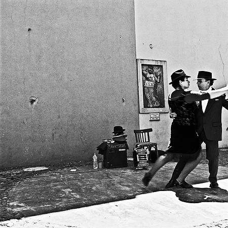 2638_FM_BW_SQ_LA_BOCA_TANGO_BUENOS_AIRES_ARGENTINA_2004_11