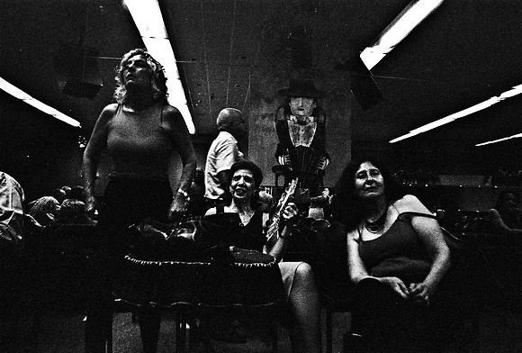 2641_FM_BW_35MM_LA_BOCA_CAFE_TANGO_BUENOS_AIRES_ARGENTINA_2004_9