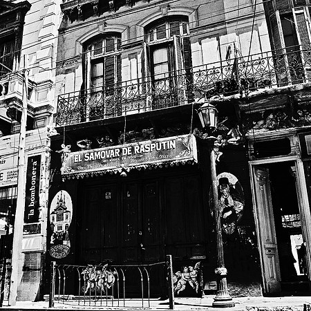 2637_FM_BW_SQ_LA_BOCA_TANGO_BUENOS_AIRES_ARGENTINA_2004_11