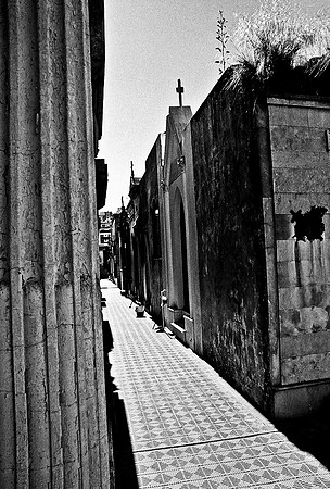 2628_FM_BW_35MM_CEMENTARY_35MM_BUENOS_AIRES_ARGENTINA_2004_9